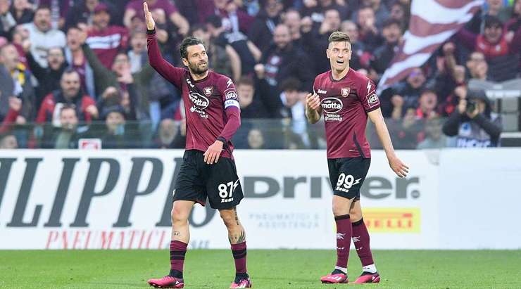 Một khoảnh khắc đẹp mắt! Antonio Candreva (Salernitana) lấy bóng và tung một cú sút mạnh từ xa. Đó là một quyết định sáng suốt và pha dứt điểm vừa rồi đã đi thẳng vào góc cao bên trái khung thành. Thủ môn Andre Onana chỉ có thể lắc đầu trong tuyệt vọng! Tỉ số đã được nâng lên 1:1.