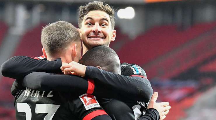 Vào! Moussa Diaby (Bayer Leverkusen) ghi bàn với một cú sút tuyệt vời vào chính giữa khung thành sau khi được giải thoát trong vòng cấm bởi một đường chuyền bổng xuất sắc từ Leon Bailey. Tỉ số bây giờ là 1:0.