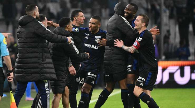Jean-Eudes Aholou (Strasbourg) ghi một bàn thắng tuyệt diệu từ xa khi anh ấy tung cú sút đi trúng xà ngang vào lưới.