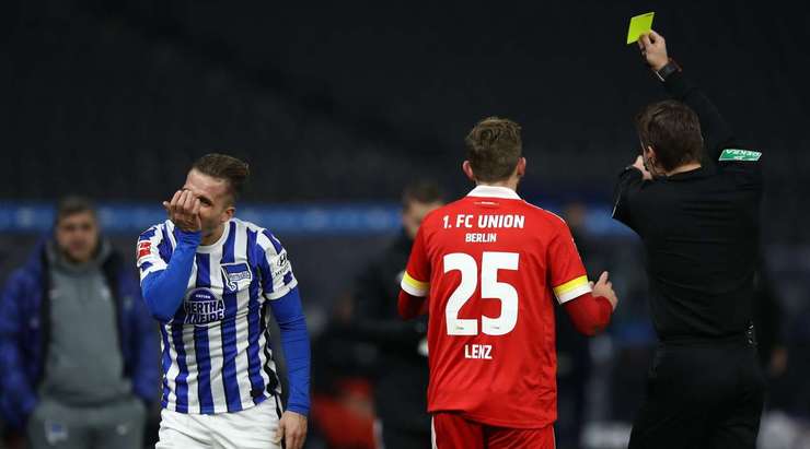 Thẻ vàng dành cho Christopher Lenz (Union Berlin), một chiếc thẻ vàng tâm phục khẩu phục.