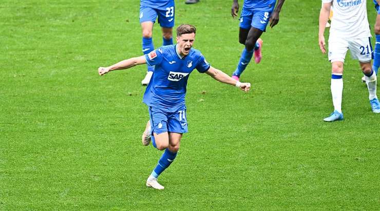 Bóng đã đi vào lưới! Andrej Kramaric thực hiện quả đá phạt và treo bóng vào trung tâm vòng cấm, đến vị trí của Christoph Baumgartner (Hoffenheim), người đã đánh đầu rất đẹp vào vào góc cao bên phải khung thành. Tỉ số là 3:2.
