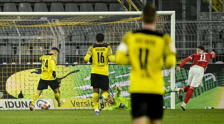 Roland Sallai sút bóng rất đẹp, bóng chạm vào thủ môn bật ra và Ermedin Demirovic (Freiburg) ngay lập tức có mặt để ghi bàn. Tỉ số là 3:1.