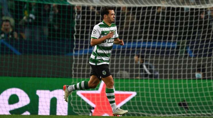 Pedro Goncalves (Sporting) lấy bóng tại rìa vòng cấm và tung cú sút một chạm không hề do dự. Anh ấy sút bóng xuất sắc khi nó đi vào phía trong cột dọc bên trái. Có thể thực hiện tốt hơn không? Chắc chắn là không. 2:0.