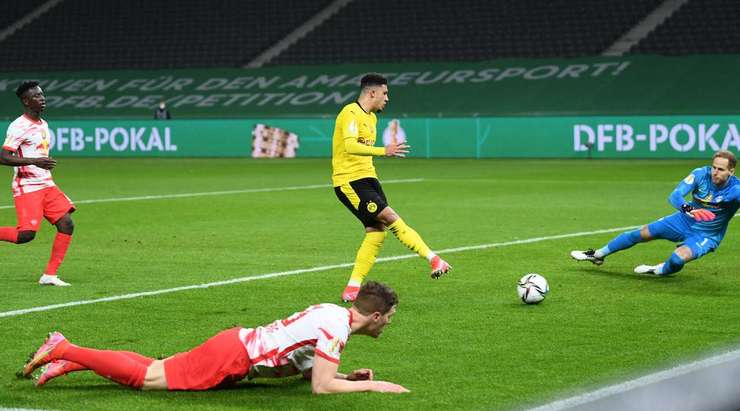 Jadon Sancho (Dortmund) nhận một đường chuyền thú vị bên trong vòng cấm và anh sút bóng lọt qua thủ môn vào lưới. Một pha dứt điểm xuất sắc!