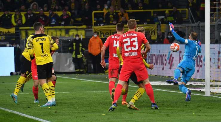 Donyell Malen (Dortmund) bật cao lên trên hàng phòng ngự đối phương để đánh đầu, đưa bóng qua đầu thủ môn vào lưới.