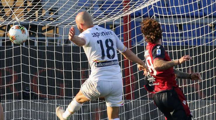 Rất đáng tiếc! Riccardo Saponara (Lecce) nhận bóng ở một vị trí trống trải trong vòng cấm và anh tung một cú sút đi chệch cột dọc bên trái trong gang tấc. Bóng đã đi hết đường biên ngang và Cagliari sẽ có một quả phát bóng lên.