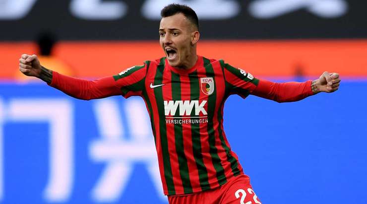 Vào! Iago (Augsburg) chớp cơ hội sau một tình huống bóng bật ra trong vòng cấm và đánh bại thủ môn với một cú sút vào góc thấp bên phải. Tỉ số đã được nâng lên: 2:1.