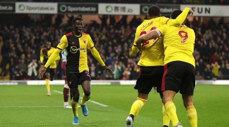 Một bàn thắng đồng đội tuyệt vời! Ismaila Sarr (Watford) được giải thoát trong vòng cấm bởi Etienne Capoue và không mắc một sai lầm nào với một pha dứt điểm tốt vào bên phải mành lưới. 3:0.
