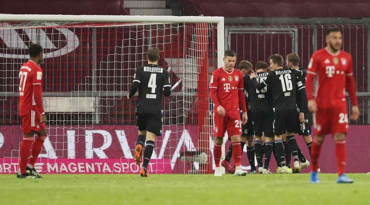 Vào! Andreas Voglsammer kiến tạo cho Christian Gebauer (Arminia Bielefeld) người đệm bóng vào lưới trống. Anh ấy thay đổi tỉ số thành 1:3.
