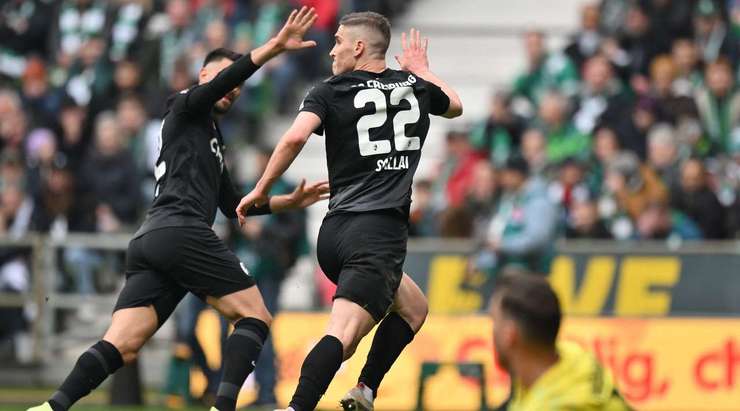 Vàoo! Roland Sallai (Freiburg) ghi bàn với một cú sút trong vòng cấm sau khi đón một đường chuyền bằng đầu từ Lucas Holer. Anh ấy thay đổi tỉ số thành 1:1.