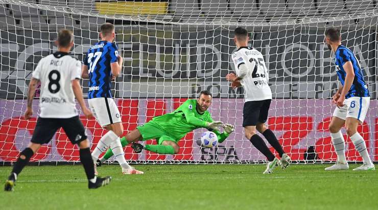 Vào! Diego Farias (Spezia) đón bóng bật ra và từ rìa vòng cấm, anh ấy tung một cú sút đi vào chính giữa mành lưới. Samir Handanovic không thể ngăn bóng vào lưới. Tỉ số là 1:0.