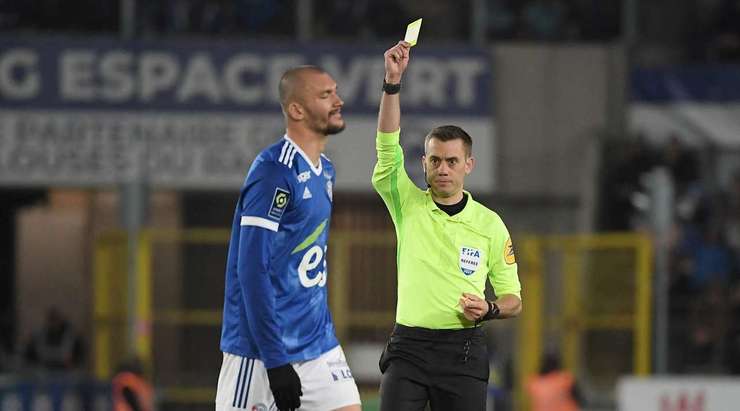 Ludovic Ajorque (Strasbourg) nhận một chiếc thẻ vàng.