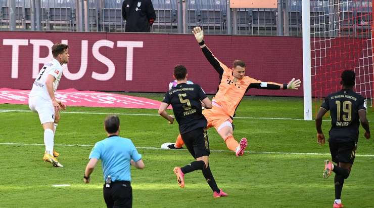 Một bàn thắng đồng đội tuyệt vời! Florian Niederlechner (Augsburg) được giải thoát trong vòng cấm bởi Andre Hahn và không mắc một sai lầm nào với một pha dứt điểm tốt vào góc trái phía dưới. 4:2.