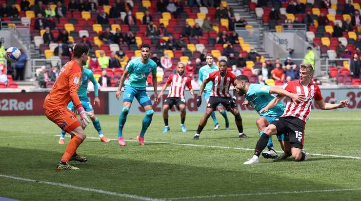 Marcus Forss (Brentford) đón một đường chuyền chính xác vào sâu bên trong vòng cấm từ Emiliano Marcondes, và cầu thủ này đã đánh bại thủ môn với một cú sút chìm chuẩn xác vào góc thấp bên trái. Tỉ số được nâng lên 3:1.