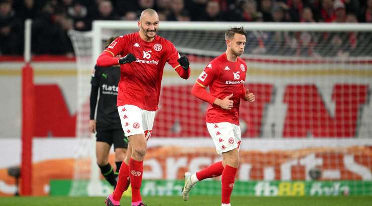 Vào! Ludovic Ajorque (Mainz) có đủ khoảng trống trong vòng cấm để đón một đường chuyền từ Jae-Sung Lee và dứt điểm gọn gàng vào góc thấp bên phải khung thành. 3:0.