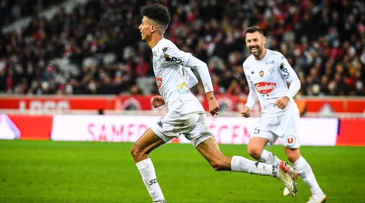 Vào! Một đường chuyền ngang đơn giản của Bilal Brahimi đưa bóng đến chân Azzedine Ounahi (Angers) bên trong vòng cấm, anh chỉnh lại tư thế và quất chân đưa bóng vào góc thấp bên phải khung thành. Tỉ số là 1:1.