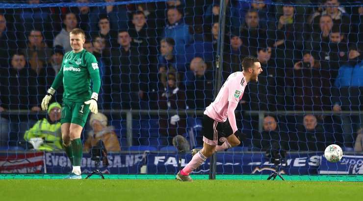 Vào! Jamie Vardy (Leicester) giành chiến thắng trên chấm phạt đền bằng một cú sút không thể cản phá, vượt qua tầm với của thủ môn Jordan Pickford vào chính giữa khung thành.