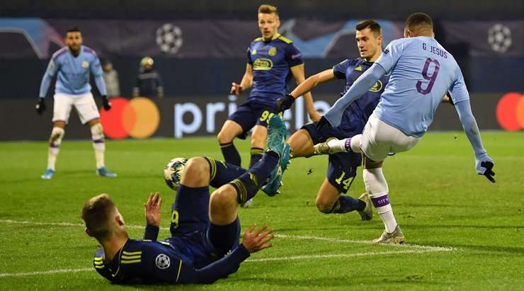 Một nỗ lực cá nhân đáng kinh ngạc của Gabriel Jesus (Manchester City) kết thúc với một cú sút từ trong vòng cấm. Cầu thủ này đưa bóng đi hiểm hóc vào góc phải khung thành và thay đổi tỉ số thành 1:2. Thủ môn Dominik Livakovic đã không thể làm được gì.