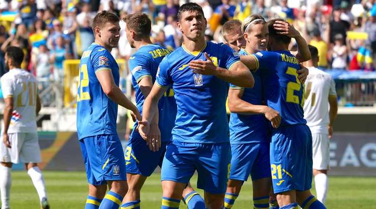 Vào! Đường kiến tạo của Oleksandr Karavaev đặt Ruslan Malinovsky (Ukraine) vào một vị trí rất thoáng, đối diện với thủ môn. Cầu thủ này dứt điểm nhanh bằng một cú sút hiểm hóc từ bên trong vòng cấm, đưa bóng vào góc thấp bên phải khung thành. Tỉ số là 1:0.