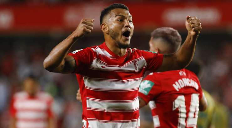 Ruben Rochina gửi một đường chuyền chuẩn xác cho Luis Suarez (Granada CF). Cầu thủ này đón bóng và có một cú sút từ rìa vòng cấm về phía góc thấp bên trái. Thủ môn đã không có cơ hội nào để cản phá. Tỉ số được thay đổi thành: 1:1.