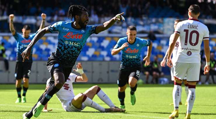 Vào! Andre Zambo Anguissa (Napoli) len lỏi qua các cầu thủ đối phương trước khi tung một cú sút tuyệt diệu từ rìa vòng cấm vào góc thấp bên trái mành lưới. Thủ môn Vanja Milinkovic-Savic đã không có cơ hội nào để chạm vào quả bóng. Tỉ số là 2:0.