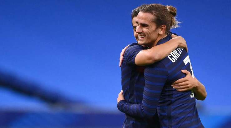 VÀO 7:1! Antoine Griezmann (Pháp) đi bóng lắt léo vượt qua một vài hậu vệ đối phương trước khi tung cú sút từ rìa vòng cấm. Bóng chạm một cầu thủ khác và đổi hướng đi thẳng vào lưới.