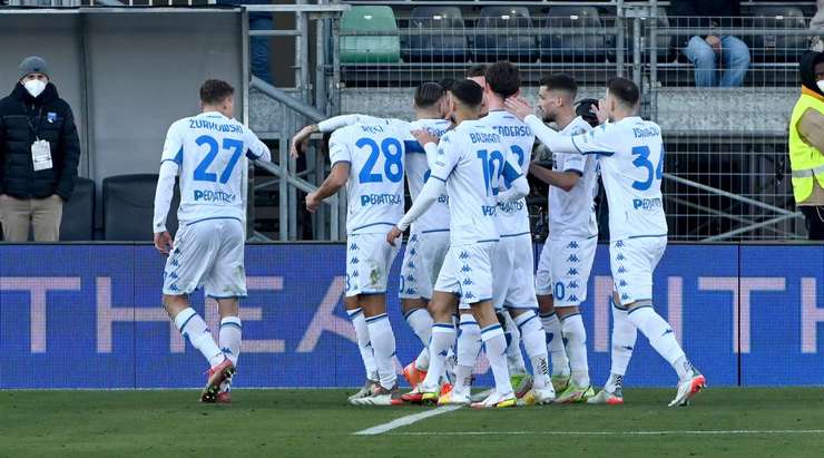 Vào! Filippo Bandinelli thực hiện một quả tạt vào vòng cấm và kiến tạo thành công cho Szymon Zurkowski (Empoli), người đã đón bóng và dứt điểm gọn gàng vào ngay giữa khung thành. Tỉ số đã được nâng lên 0:1.