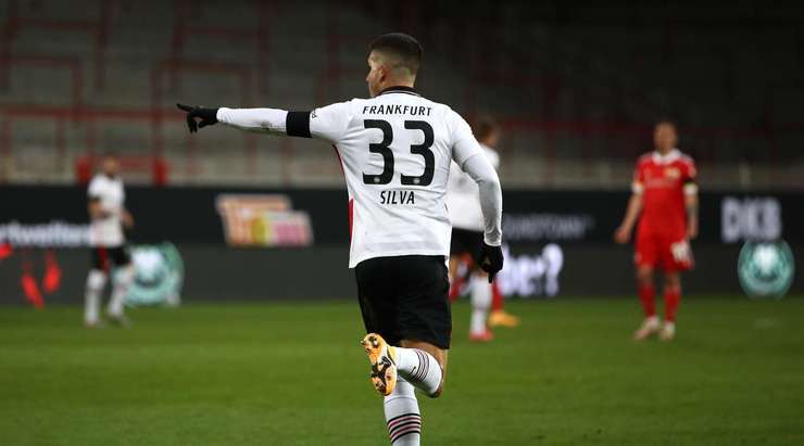 Vào! Daichi Kamada dọn cỗ cho Andre Silva (Eintracht Frankfurt), người ghi bàn với một pha dứt điểm cự li gần đơn giản. Tỉ số là 2:1.