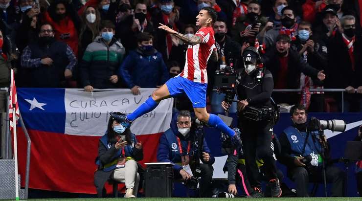 Vào! Angel Correa (Atl. Madrid) sút bóng bật ra vào phía trong cột dọc bên trái sau khi bóng đến chỗ anh ấy trong vòng cấm. Tỉ số là 1:0.