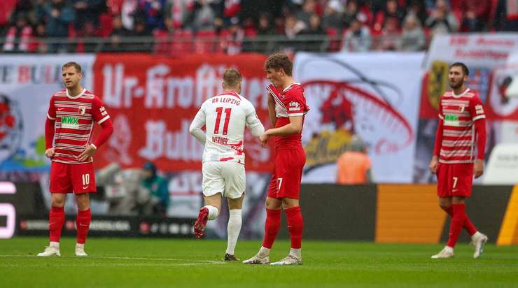 Timo Werner (RB Leipzig) khống chế bóng gọn gàng sau một đường chuyền sắc bén của đồng đội tại rìa vòng cấm và tung một cú sút làm tung nóc lưới khung thành đối phương, theo một phong cách đã thành thương hiệu của anh.