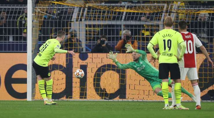 Vào! Marco Reus (Dortmund) sút bóng vào góc thấp bên trái khung thành, vượt qua tầm với của Remko Pasveer dù thủ môn đã đổ người hết cỡ.