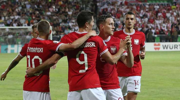 Robert Lewandowski (Ba Lan) khống chế bóng gọn gàng từ một đường chuyền sắc bén tại rìa vòng cấm và tung cú sút căng vào vào góc thấp bên trái khung thành, theo một phong cách đã thành thương hiệu của anh.
