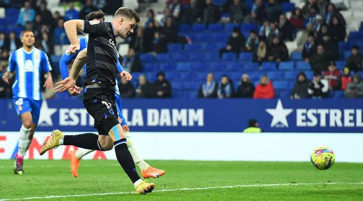 Nó đã đi vào lưới! Mikel Oyarzabal là người cung cấp khi anh ấy chuyền bóng đến Alexander Sorloth (Real Sociedad) người dễ dàng đánh đầu lái bóng từ cự li gần. Tỉ số à 0:2.