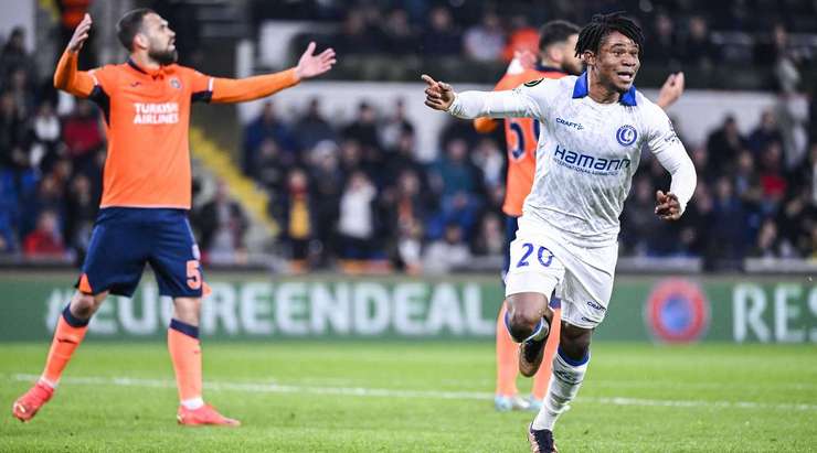 Hãy ngả mũ thán phục! Gift Emmanuel Orban (Gent) ghi một bàn thắng sấm sét từ ngoài vòng cấm, cú sút căng như kẻ chỉ của anh đi rất hiểm hóc vào góc cao bên trái. Thủ môn đã đứng hình!