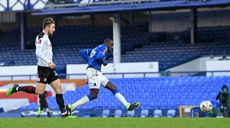 Abdoulaye Doucoure (Everton) nhận đường chuyền từ đồng đội và anh không hề do dự tung một cú sút chìm không thể cản phá vào góc thấp bên trái khung thành.