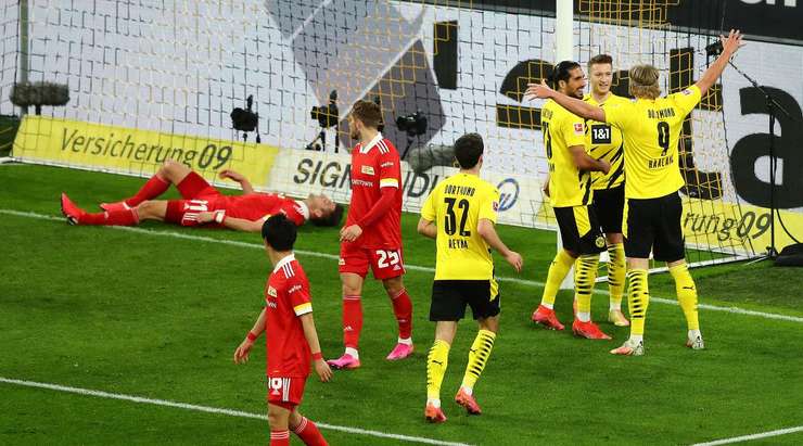 Vào! Tỉ số là 1:0. Marco Reus (Dortmund) điền tên mình lên bảng điện từ bằng một cú sút gần như ngay trên vạch vôi, sau khi một đường bóng bật ra đã may mắn tìm đến đúng đôi chân của anh.