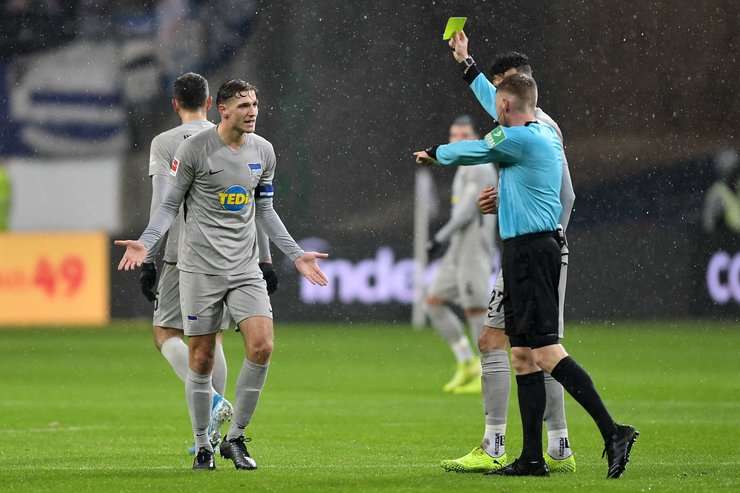 Niklas Stark (Hertha Berlin) bị phạt thẻ vàng sau một pha tắc bóng. Anh ấy có vẻ không đồng ý với quyết định vừa rồi, nhưng trọng tài Christian Dingert sẽ không nghe bất kì lời tranh cãi nào.