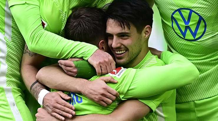 Wout Weghorst chuyền bóng cho Josip Brekalo (Wolfsburg), cầu thủ này nhận bóng và tung một cú sút xuất sắc từ rìa vòng cấm. Pha dứt điểm của anh đi vào góc thấp bên phải. Một bàn thắng tuyệt đẹp! Tỉ số là 1:0.