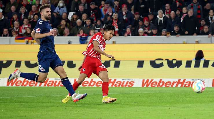 Michael Gregoritsch thực hiện một đường chuyền gọn gàng rất đúng tầm di chuyển của Woo-Yeong Jeong (Freiburg), người đã rất sẵn sàng và tung một cú sút chìm căng như kẻ chỉ, đưa bóng đi trúng cột dọc bên phải vào lưới! Tỉ số là 1:0.