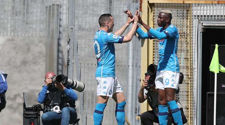 Vào! Piotr Zielinski dọn cỗ cho Victor Osimhen (Napoli) tại rìa vòng cấm người sút bóng vào góc phải phía dưới. 0:2.