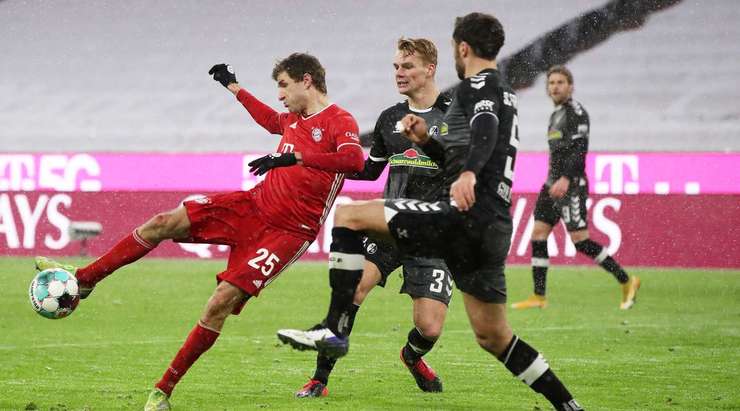 Vào! Thomas Muller (Bayern Munich) sút bóng thành bàn từ cự li rất gần sau khi đón một đường chuyền. Kiến tạo bởi Leroy Sane. Tỉ số là 2:1.