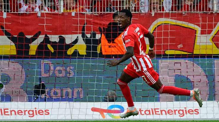 Sheraldo Becker (Union Berlin) nhận một đường chuyền thú vị bên trong vòng cấm và anh tung một cú sút chìm chuẩn xác vào góc thấp bên phải khung thành. Một pha dứt điểm rất hiểm!