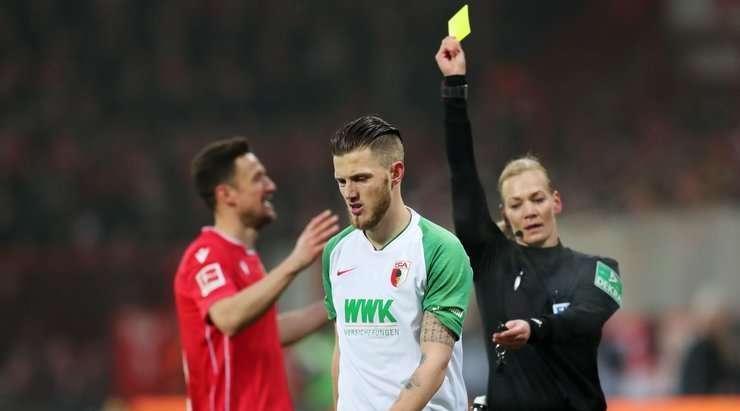 Trọng tài rút thẻ vàng cho Jeffrey Gouweleeuw (Augsburg).