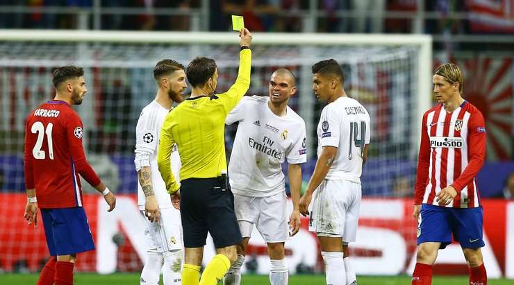 Pepe (Real Madrid) bị phạt thẻ sau khi làm ngã đối phương. Trọng tài Mark Clattenburg đã có một quyết định dễ dàng.