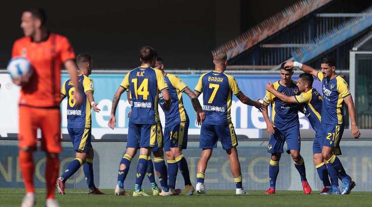 Davide Faraoni (Verona) tìm thấy khoảng trống bên trong vòng cấm để đón một quả tạt tuyệt đẹp và tung một cú sút chìm chính xác đưa bóng vào góc trái phía dưới khung thành.
