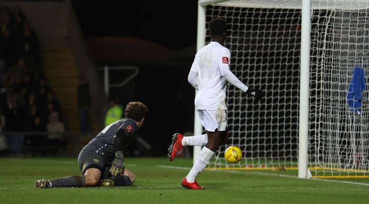VÀO! 0:3! Gabriel Martinelli chuyền bóng thành công cho Eddie Nketiah (Arsenal) ngay trong vòng cấm. Cầu thủ này nhận ra thủ môn Edward McGinty đang đứng ở khá xa khung thành và bấm bóng vào lưới. Một pha lốp bóng rất tinh quái.