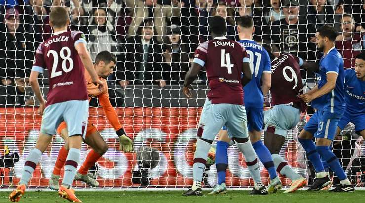 Vào! Michail Antonio (West Ham) sút bóng bật ra vào chính giữa khung thành sau khi bóng đến chỗ anh ấy trong vòng cấm. Tỉ số là 2:1.