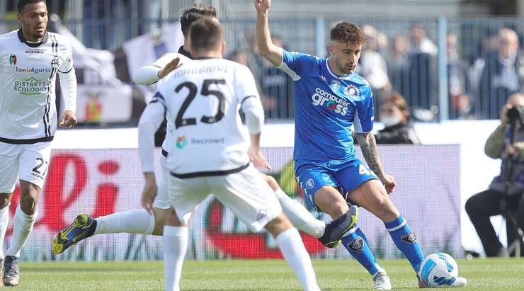 Mattia Viti (Empoli) dứt điểm trong một tình huống bóng bật ra tại rìa vòng cấm, nhưng cú sút của anh lại đi cao hơn một chút so với xà ngang.