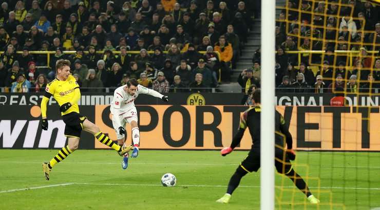 Đã có bàn thắng! Mark Uth (Köln) trình diễn kĩ thuật tuyệt vời của mình với một cú vô-lê trong vòng cấm vào góc thấp bên phải mành lưới. Công kiến tạo thuộc về Kingsley Ehizibue và tỉ số là 3:1.