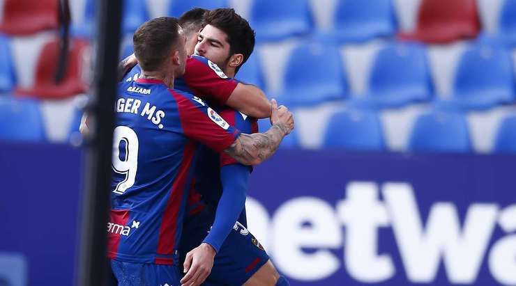 Vào! Jose Morales thực hiện một quả tạt vào vòng cấm và kiến tạo thành công cho Gonzalo Melero (Levante), người đã đón bóng và dứt điểm gọn gàng vào sát phía trong cột dọc bên trái. Tỉ số đã được nâng lên 1:1.